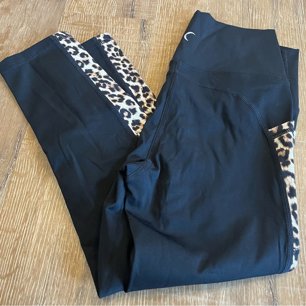 Excellent Condition Women’s size 6-8 Zyia Black Leopard Capri Leggings